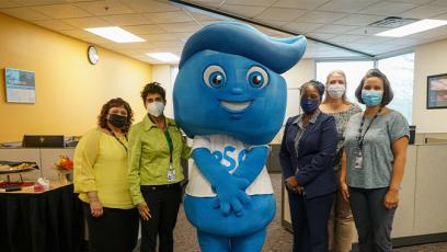 photo of the Instructional Help Desk staff and Rio's mascot Splash