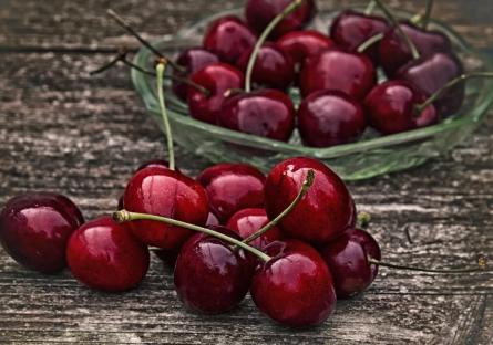 A bowl of cherries
